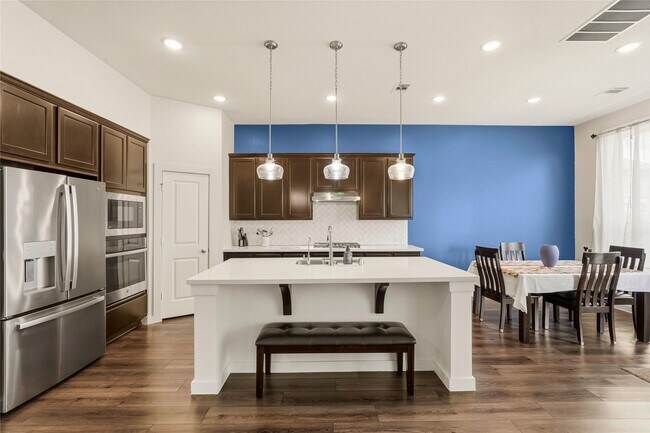 Building Photo - 15647 Roscobie Park Dr