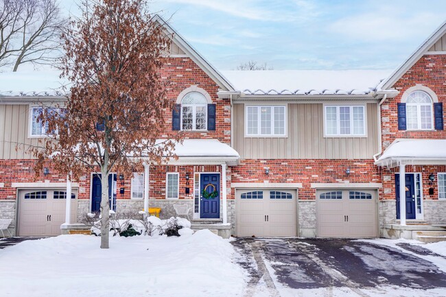 Photo du bâtiment - Gorgeous 3 Bedroom Townhome by the COVES *...