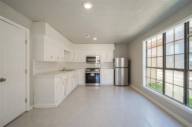 Building Photo - 7318 Dahlia St