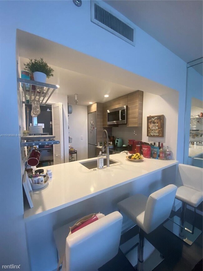 Building Photo - 1 br, 1.5 bath Condo - 540 Brickell Key Dr...