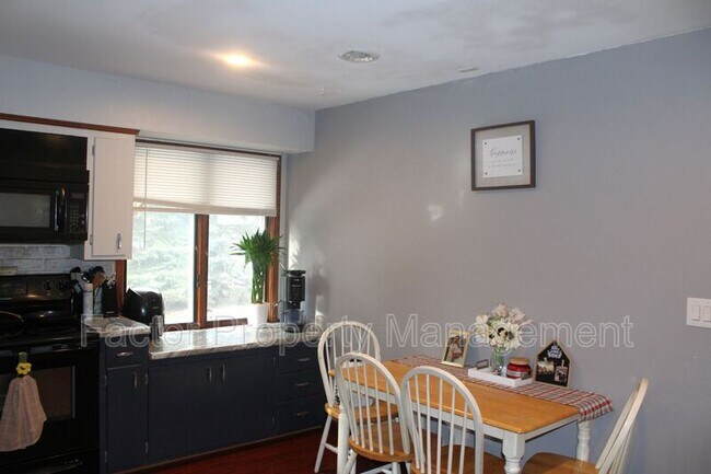 Building Photo - 144 Balcerzak Dr