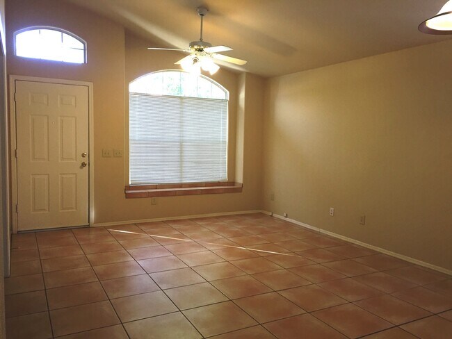 Foto del edificio - Gilbert 3Bd/2Bth + Den Single Story Home - Landscaping Included