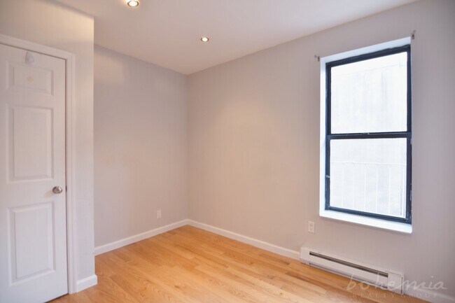 Foto del edificio - 350 Manhattan Ave