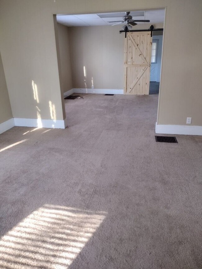 Foto del edificio - Two bedroom/one bathroom single family hou...