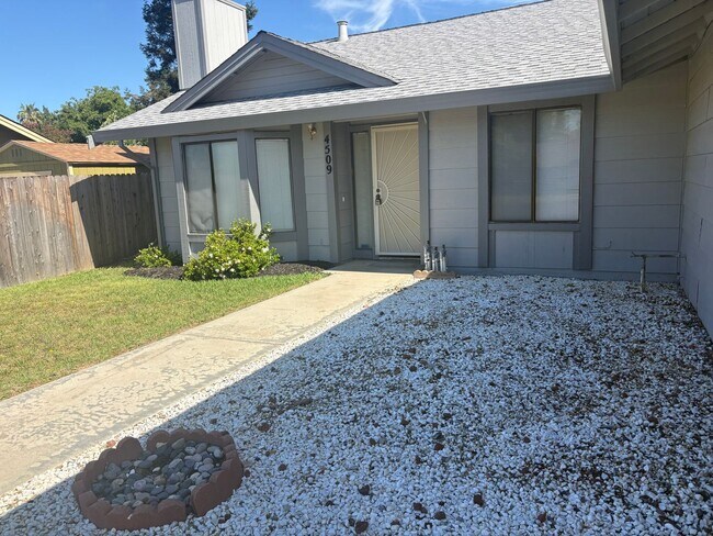 Foto del edificio - Spacious 3bed/2bath home in Antelope