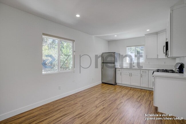 Building Photo - Unit