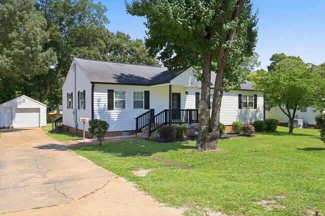 Building Photo - Modern Updates in this Classic 3bedroom/2.5 Bath Home in Erwin