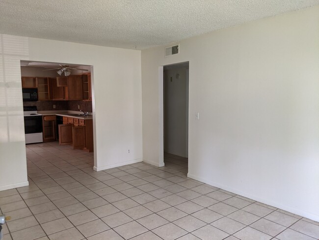 Building Photo - 707 Linden Green Dr