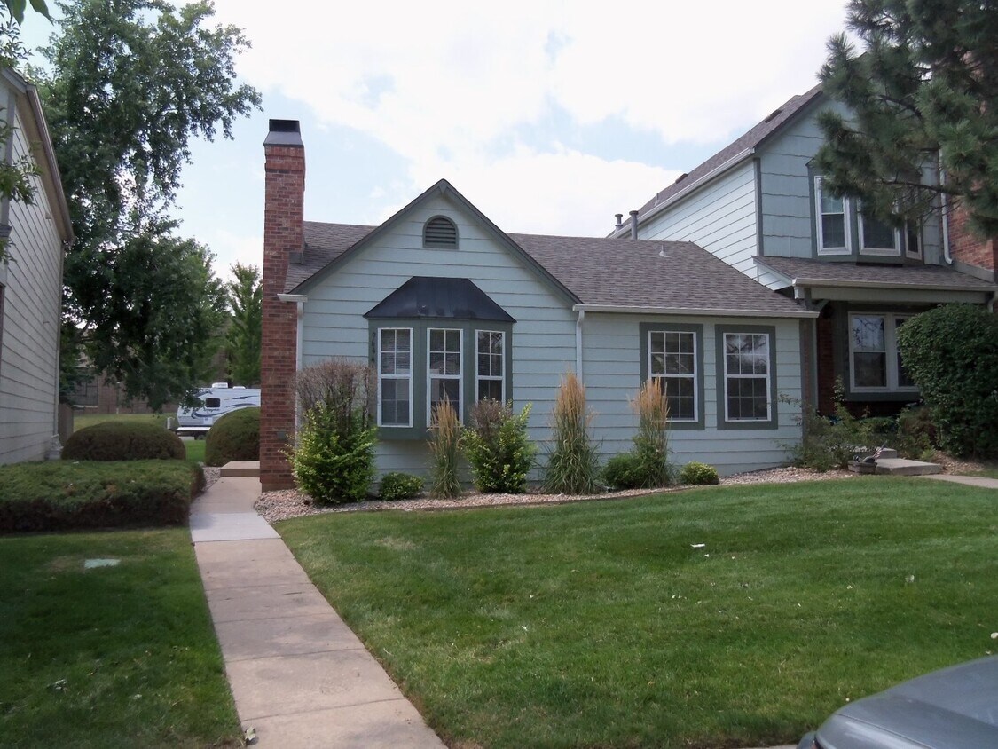 Great Littleton Location! 2 bedroom, 1 bat... - Great Littleton Location! 2 bedroom, 1 bat...