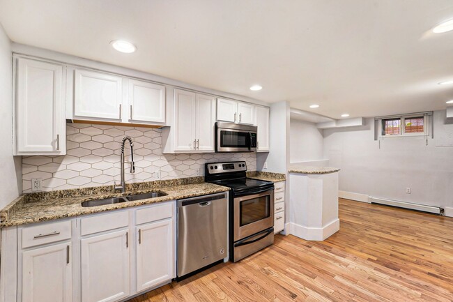 Building Photo - Available Immediately! Beautifully Renovat...