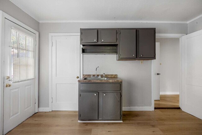 Building Photo - Berclair 1BR with appliances included — $750/mo, $450 deposit