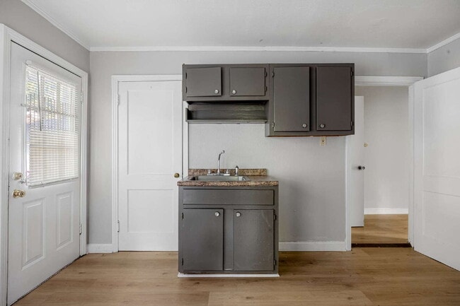 Photo - Berclair 1BR with appliances included — $750/mo, $450 deposit Apartment