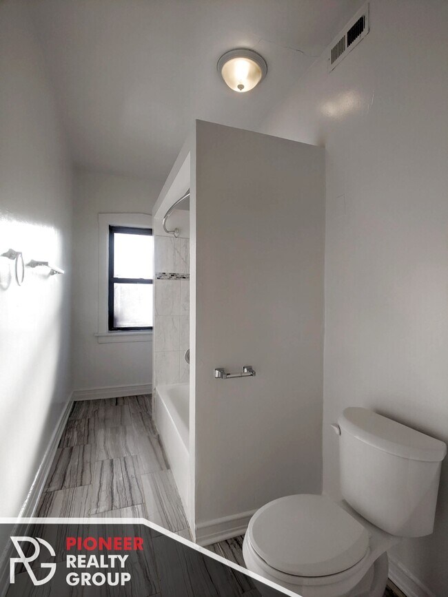 Foto del edificio - 812 W Waveland Ave