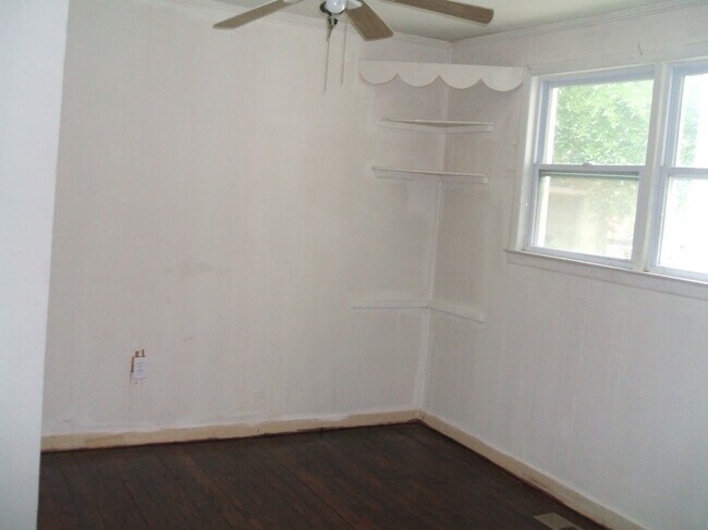 Building Photo - 4 Bedroom house---walk to Forsyth in 15 mi...