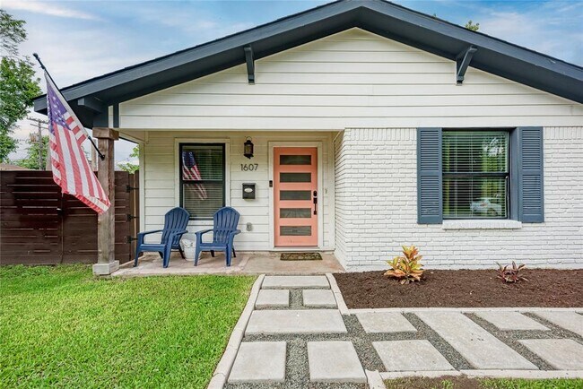 Foto del edificio - 1607 Sweetbriar Ave