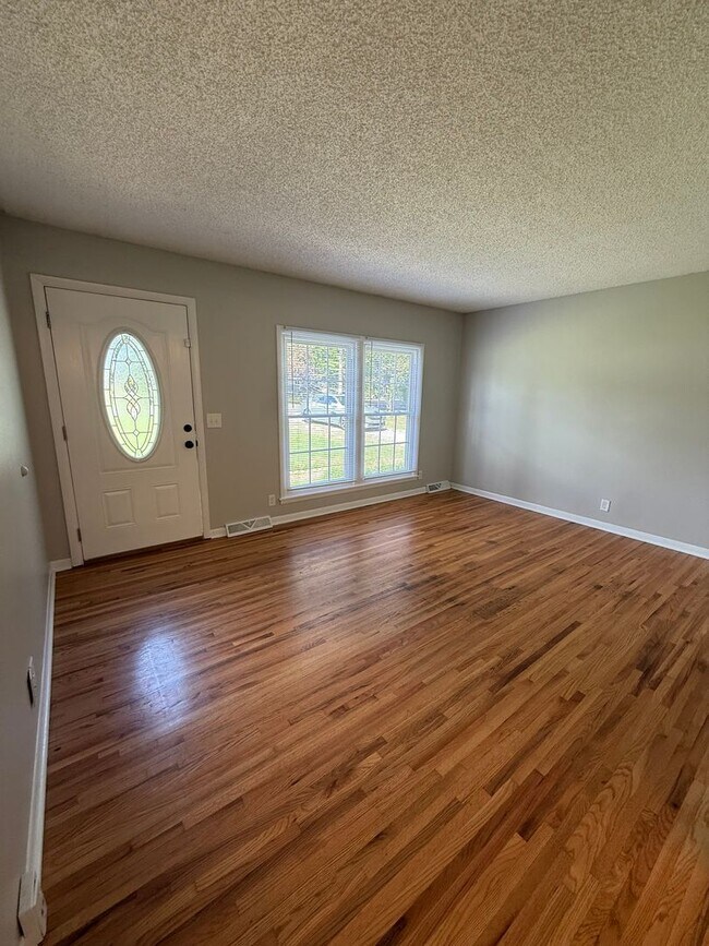 Foto del edificio - 3BR Brick Home with Beautiful Hardwood Floors