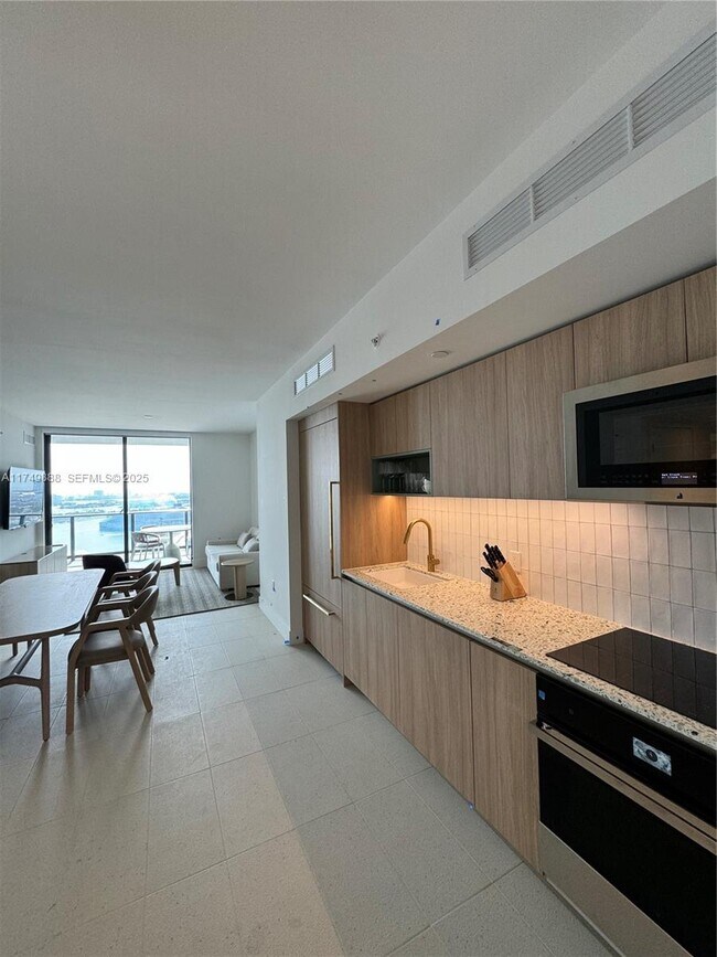 Foto del edificio - 601 NE 1st Ave