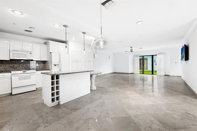 Foto del edificio - 1260 N Riverside Dr