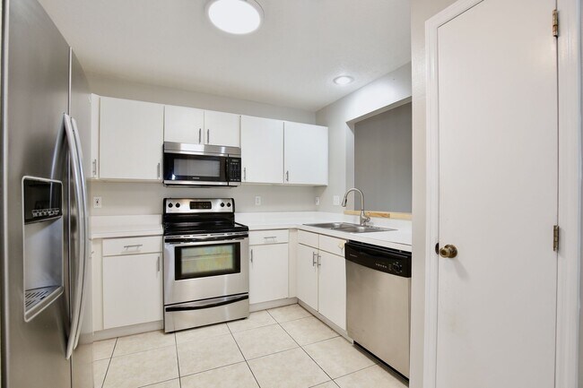 Foto del edificio - Gorgeous 3/2 Spacious Townhome with 1 Car ...