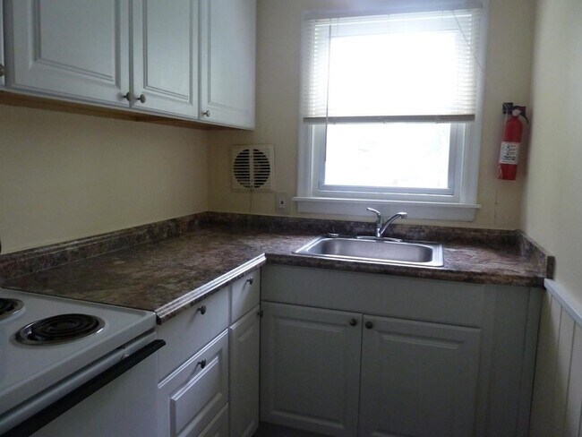Building Photo - 142 Cayuta St