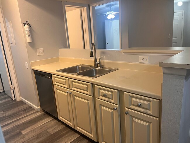 Foto del edificio - 2 BED / 2 BATH CONDO (ACROSS FROM CELEBRAT...