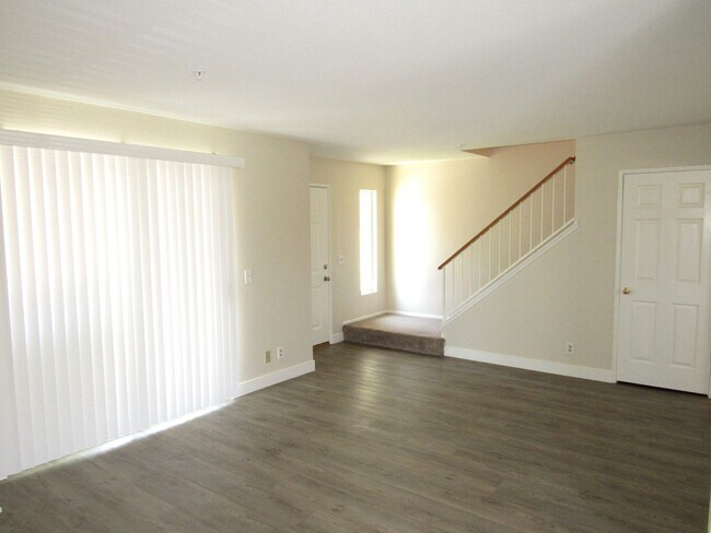 Foto del edificio - Spacious and Well Maintained 2 Bedroom Dua...