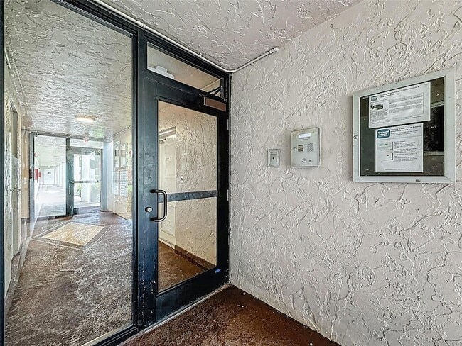 Building Photo - 8735 Ramblewood Dr
