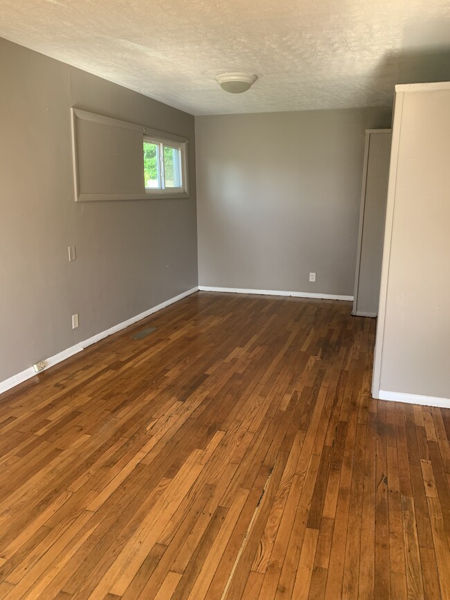 Building Photo - 3000 Shoreham Ln