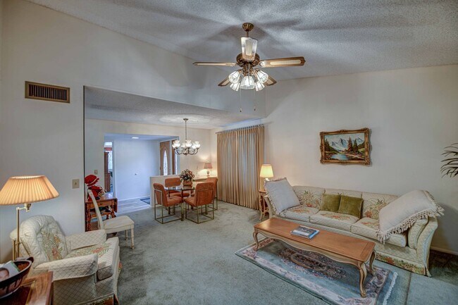 Foto del edificio - Perfect home for enjoying your winter in Arizona.  2 bed 2 bath on the 14th fairway of Heron Lake...