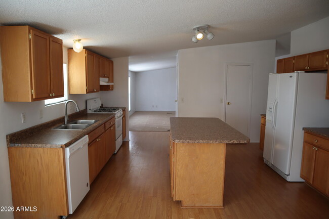 Building Photo - 5181 E Shirley Dr