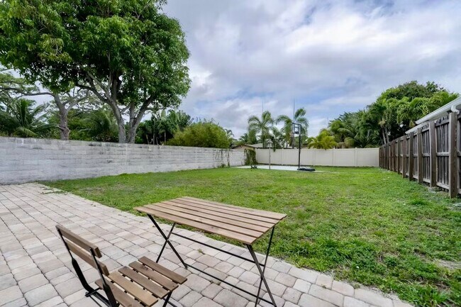 Foto del edificio - 719 NE 38th St