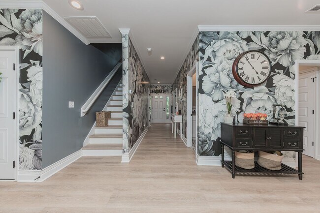 Foto del edificio - Coastal Elegance on a Spacious Corner Lot in Kings Harbor