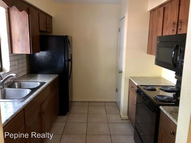 Building Photo - 6900 SW 21st Ln