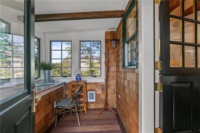 Foto del edificio - 99 Coggeshall Ave