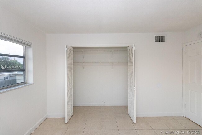 Building Photo - 2435 Van Buren St