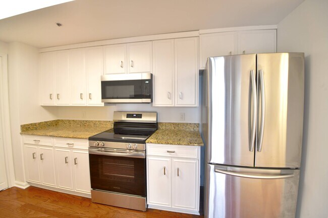 Building Photo - 2121 S Yorktown Ave