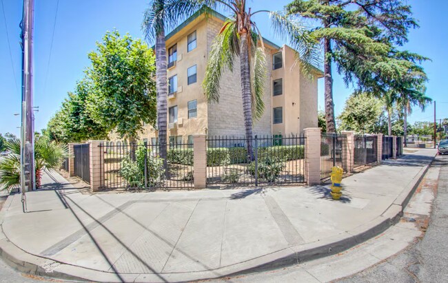 Building Photo - 363 E Gilbert St