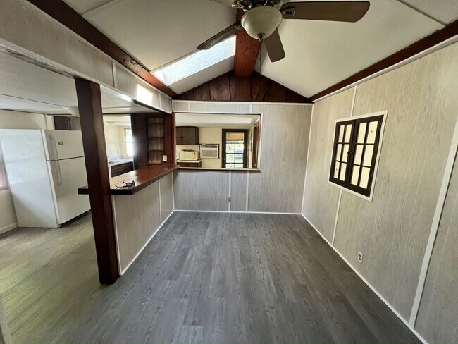 Foto del edificio - 7955 Elliott Rd