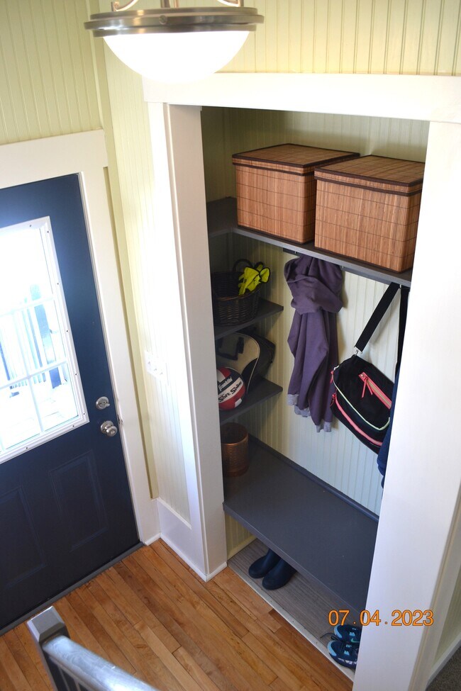 entry "halltree" - 222 W Peck St