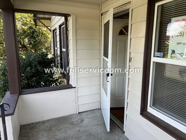 Foto del edificio - Wonderful corner lot home.