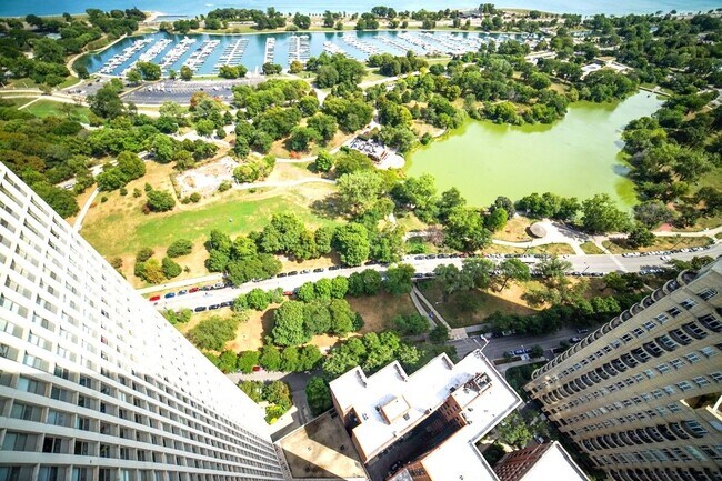 Foto del edificio - 2626 N Lakeview Ave