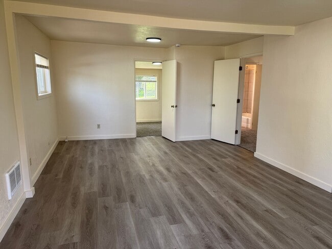 Building Photo - Freshly updated 2 bed, 1 bath house in Lowell