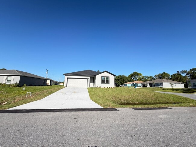 Building Photo - 2810 Felda Ave