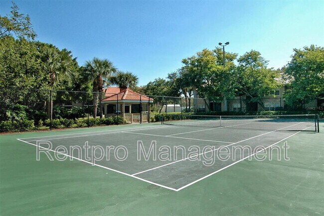 Foto del edificio - 4002 Crockers Lake Blvd