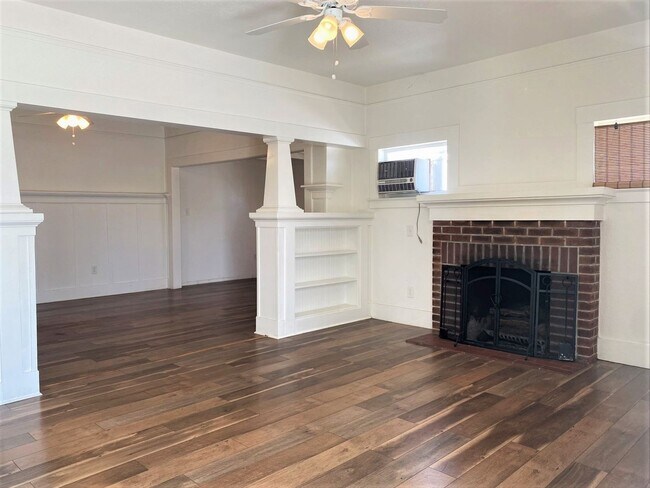 Foto del edificio - Must see this Antique Beauty! 3-bed/1 bath...