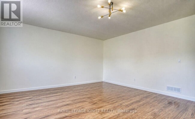 Building Photo - 604 Woodmount Crescent