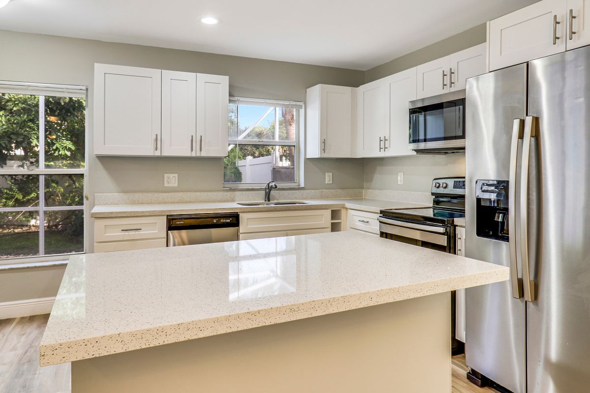 Foto del edificio - 4881 McGill St