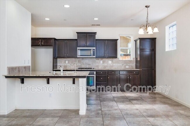 Building Photo - 7076 N Refinement Dr