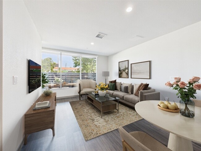 Building Photo - &Pico