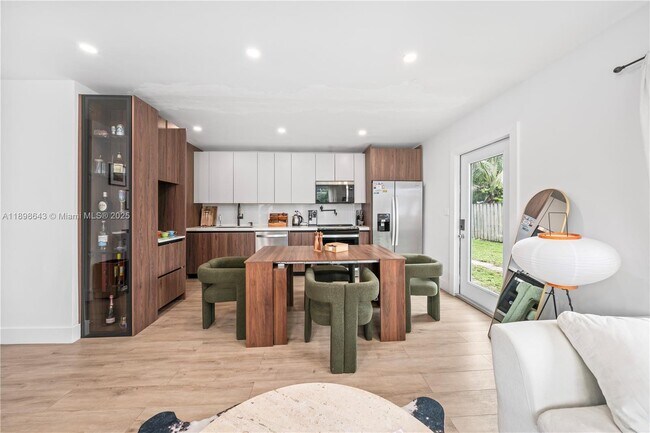 Foto del edificio - Modern Furnished 2BD/2BA Home in Ives Estates